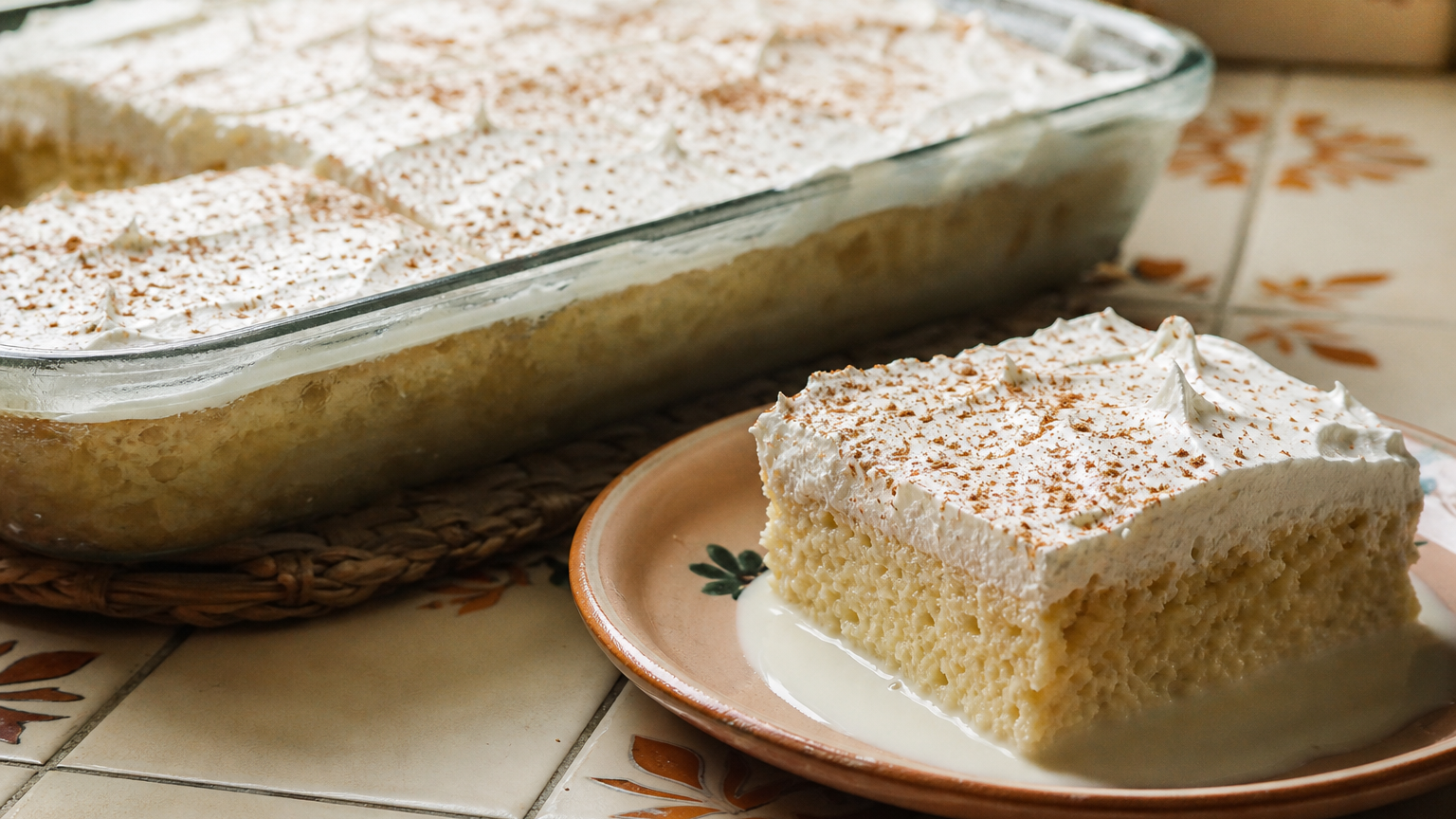 Pastel de tres leches mexicano con cubierta de nata montada y canela