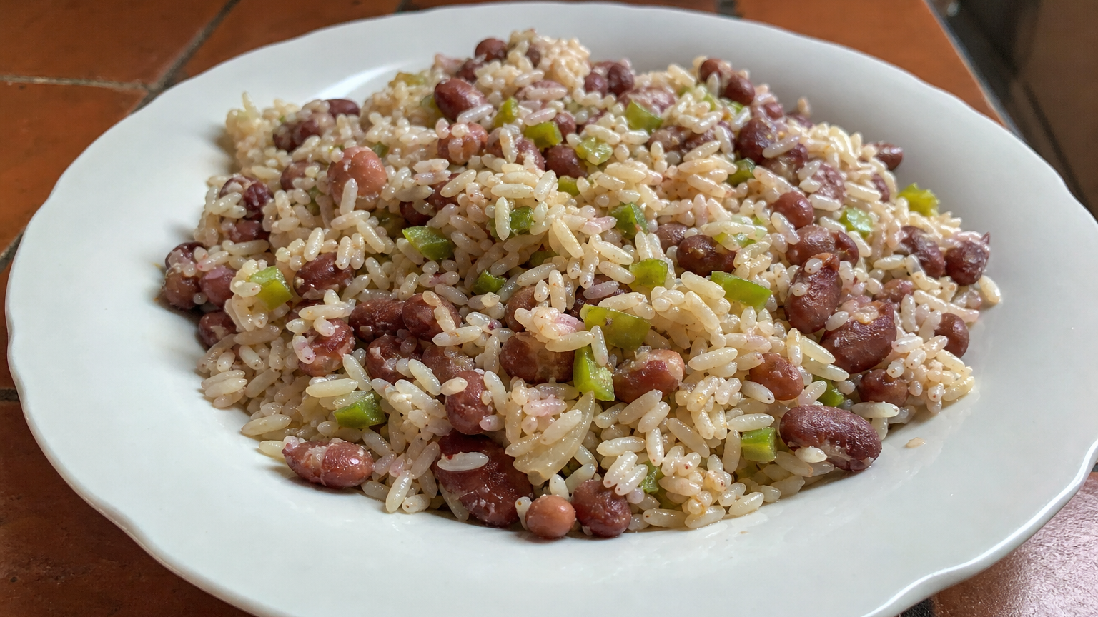 Gallo pinto nicaragüense servido caliente con arroz, frijoles rojos y sofrito de cebolla, pimiento y ajo
